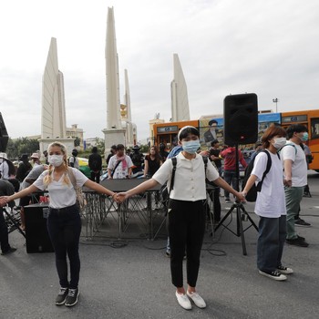 Thailand Digoyang Demo, dari Rantai Tangan ke Salam 3 Jari