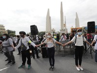 Thailand Digoyang Demo, dari Rantai Tangan ke Salam 3 Jari
