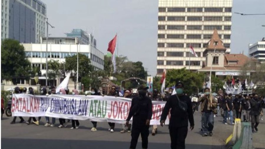 Demo tolak omnibus law di sekitar area patung kuda. (Ist CNN Indonesia/Yogi Anugrah)