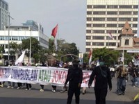 Buruh Long March ke Patung Kuda Tolak Omnibus Law Ciptaker