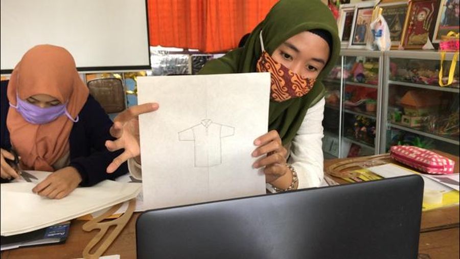 KomunitasTuli Gresik (Kotugres), kelompok masyarakat penerima manfaat CSR PT Pertamina Gas menghasilkan puluhan karya desain fesyen selama pandemi.