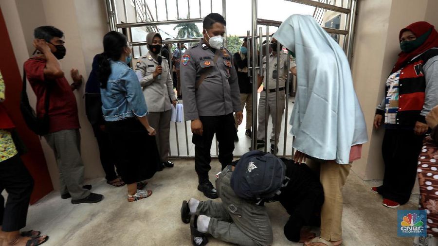 Suasana penjemputan massa aksi menolak pengesahan Omnibus Law UU Cipta Kerja yang ditahan di Polda Metro Jaya, Jakarta, Rabu (14/10/2020). (CNBC Indonesia/Tri Susilo)