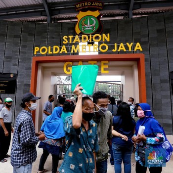 Momen Haru Orang Tua Jemput Remaja Pedemo Tolak Omnibus Law