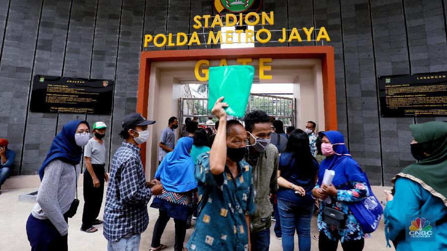 Suasana penjemputan massa aksi menolak pengesahan Omnibus Law UU Cipta Kerja yang ditahan di Polda Metro Jaya, Jakarta, Rabu (14/10/2020). (CNBC Indonesia/Tri Susilo)
