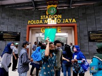 Momen Haru Orang Tua Jemput Remaja Pedemo Tolak Omnibus Law