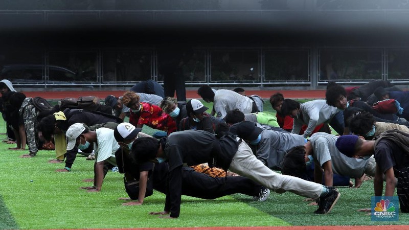 Suasana penjemputan massa aksi menolak pengesahan Omnibus Law UU Cipta Kerja yang ditahan di Polda Metro Jaya, Jakarta, Rabu (14/10/2020). (CNBC Indonesia/Tri Susilo)