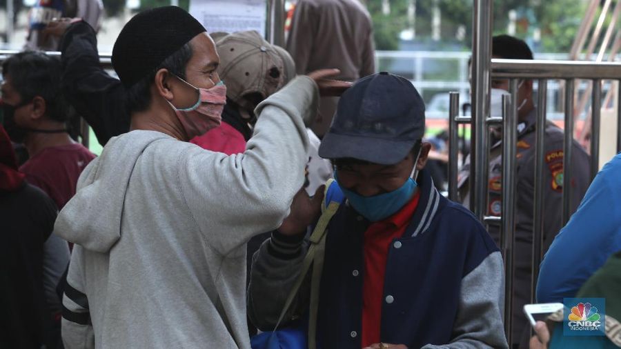 Suasana penjemputan massa aksi menolak pengesahan Omnibus Law UU Cipta Kerja yang ditahan di Polda Metro Jaya, Jakarta, Rabu (14/10/2020). (CNBC Indonesia/Tri Susilo)