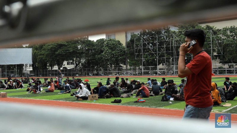 Suasana penjemputan massa aksi menolak pengesahan Omnibus Law UU Cipta Kerja yang ditahan di Polda Metro Jaya, Jakarta, Rabu (14/10/2020). (CNBC Indonesia/Tri Susilo)