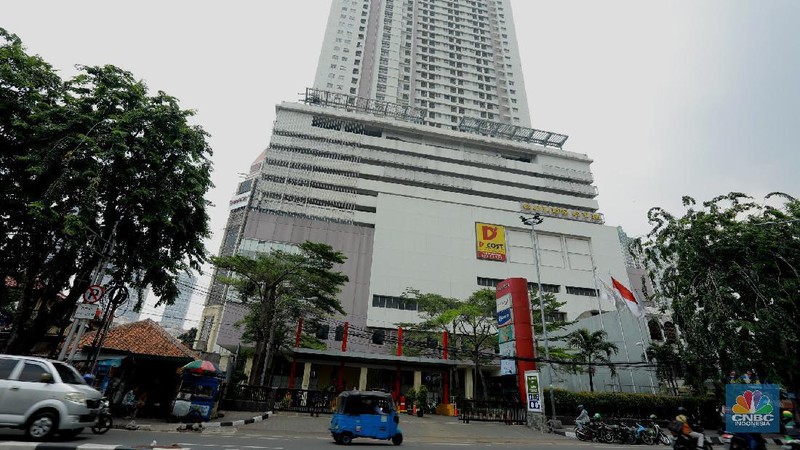 Suasana Thamrin City yang sempat dirusak oleh aksi massa yang menolak Omnibus Law berujung kericuhan . (CNBC Indonesia/ Tri Susilo)