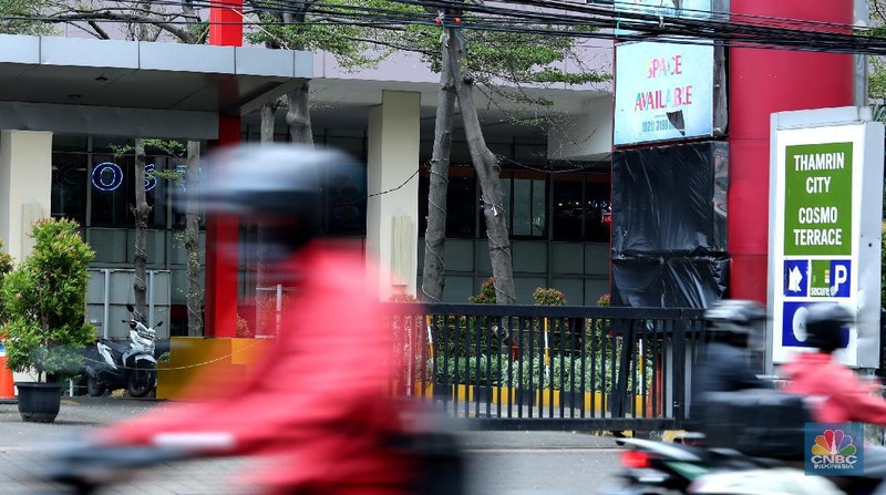 Suasana Thamrin City yang sempat dirusak oleh aksi massa yang menolak Omnibus Law berujung kericuhan . (CNBC Indonesia/ Tri Susilo)