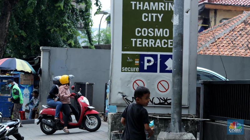Suasana Thamrin City yang sempat dirusak oleh aksi massa yang menolak Omnibus Law berujung kericuhan . (CNBC Indonesia/ Tri Susilo)