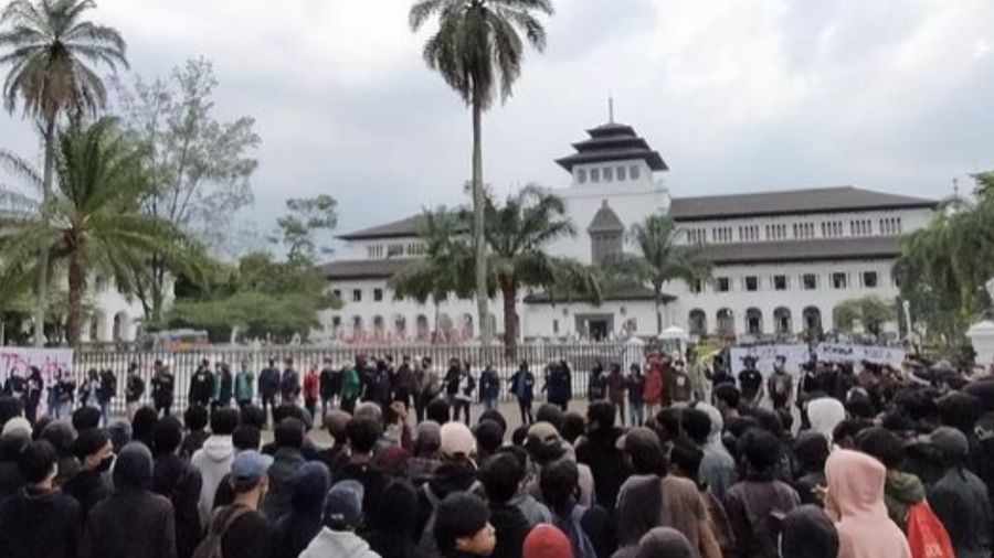 Aksi mahasiswa tolak UU Ciptaker di Kota Bandung, Jawa Barat beberapa waktu lalu. Hari ini mahasiwa akan kembali turun ke jalan dengan agenda tuntutan serupa. (CNN Indonesia/Huyogo)