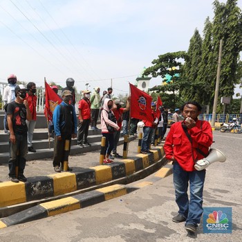 Batal ke Istana, Buruh Demo Tolak UU Ciptaker di Pulogadung