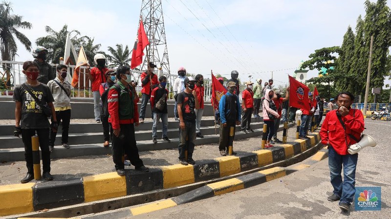 Demo Buruh Tolak Omnibus Law (CNBC Indonesia/ Andrean Kristianto)