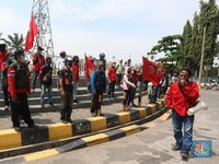 Batal ke Istana, Buruh Demo Tolak UU Ciptaker di Pulogadung