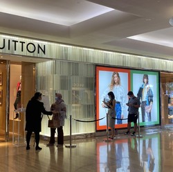 Orang Kaya DKI Mulai Antre Belanja Louis Vuitton, Tanda Apa?