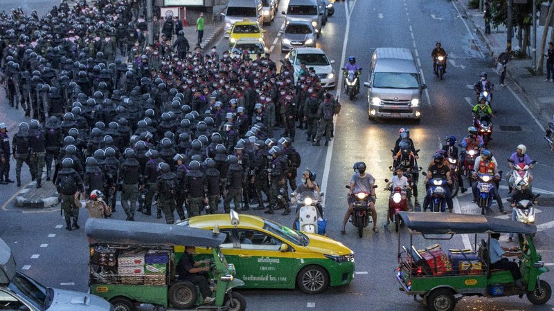 Polisi Huru Hara Thailand Sweeping Aksi Massa. AP/Wason Wanichakorn