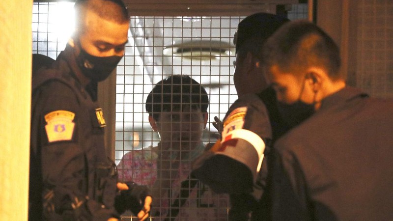 Polisi Huru Hara Thailand Sweeping Aksi Massa. AP/Wason Wanichakorn
