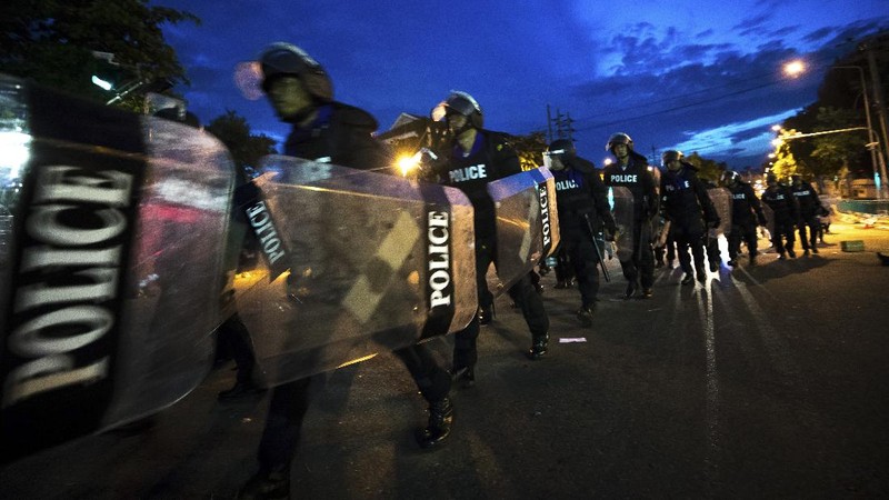 Polisi Huru Hara Thailand Sweeping Aksi Massa. AP/Wason Wanichakorn