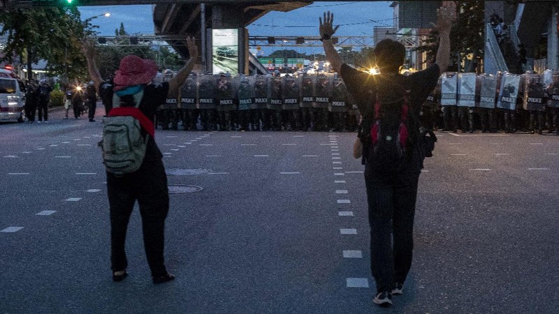 Polisi Huru Hara Thailand Sweeping Aksi Massa. AP/Wason Wanichakorn