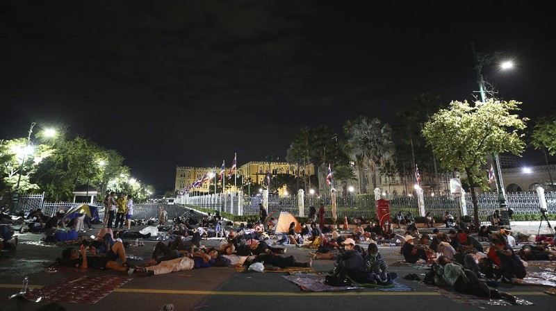 Polisi Huru Hara Thailand Sweeping Aksi Massa. AP/Wason Wanichakorn