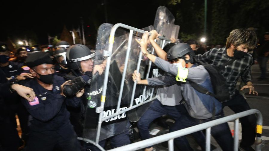 Polisi Huru Hara Thailand Sweeping Aksi Massa. AP/Wason Wanichakorn