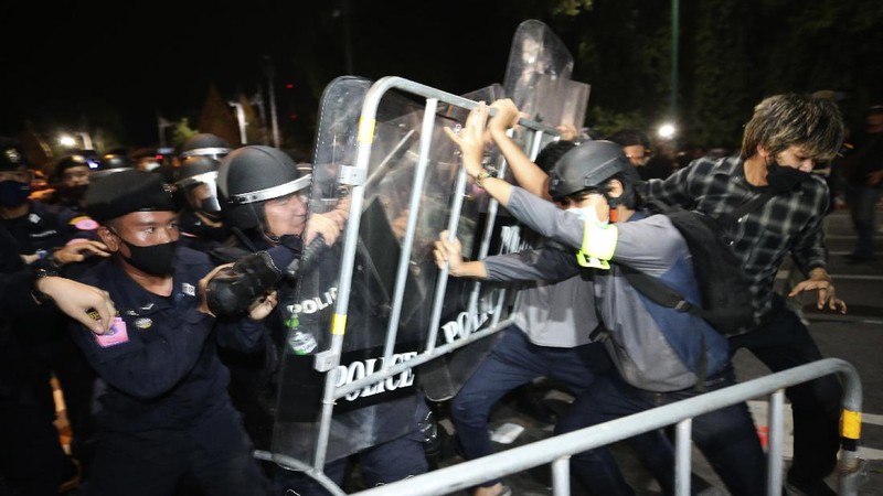 Polisi Huru Hara Thailand Sweeping Aksi Massa. AP/Wason Wanichakorn
