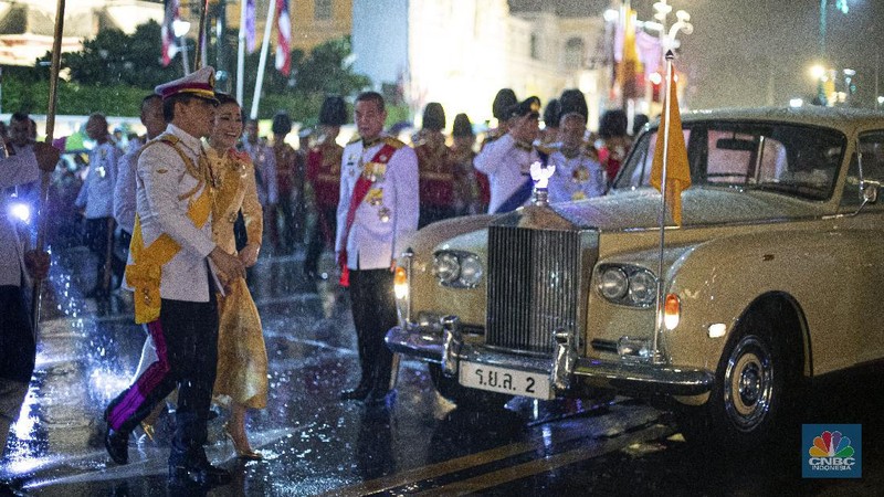 Thailand's King Maha Vajiralongkorn and Queen Suthida leave from Grand Palace after ceremony marking the fourth anniversary of the death of late Thai King Bhumibol Adulyadej, Bangkok, Thailand, Tuesday, Oct. 13, 2020. (AP Photo/Wason Wanichakorn)