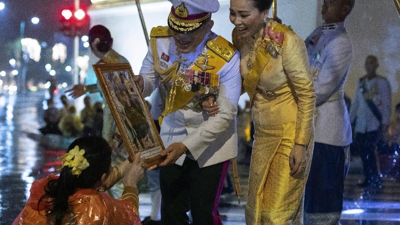 Thailand's King Maha Vajiralongkorn and Queen Suthida leave from Grand Palace after ceremony marking the fourth anniversary of the death of late Thai King Bhumibol Adulyadej, Bangkok, Thailand, Tuesday, Oct. 13, 2020. (AP Photo/Wason Wanichakorn)