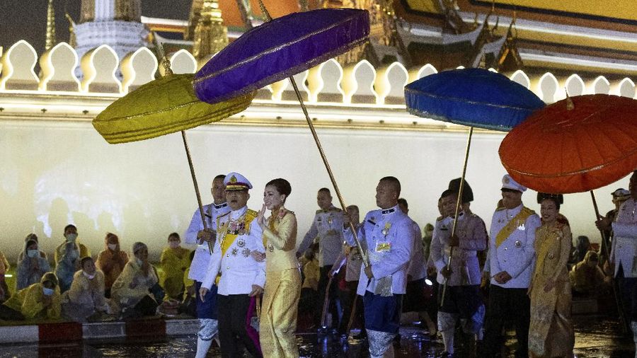 Thailand's King Maha Vajiralongkorn and Queen Suthida leave from Grand Palace after ceremony marking the fourth anniversary of the death of late Thai King Bhumibol Adulyadej, Bangkok, Thailand, Tuesday, Oct. 13, 2020. (AP Photo/Wason Wanichakorn)