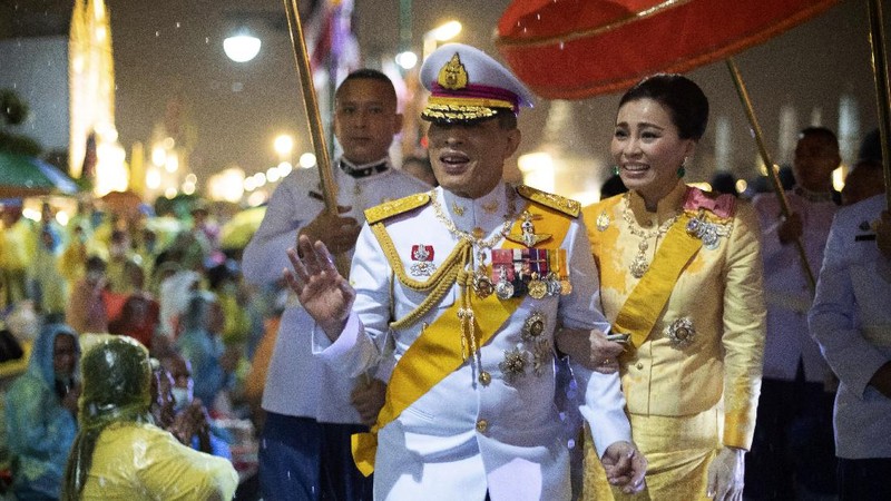Thailand's King Maha Vajiralongkorn and Queen Suthida leave from Grand Palace after ceremony marking the fourth anniversary of the death of late Thai King Bhumibol Adulyadej, Bangkok, Thailand, Tuesday, Oct. 13, 2020. (AP Photo/Wason Wanichakorn)