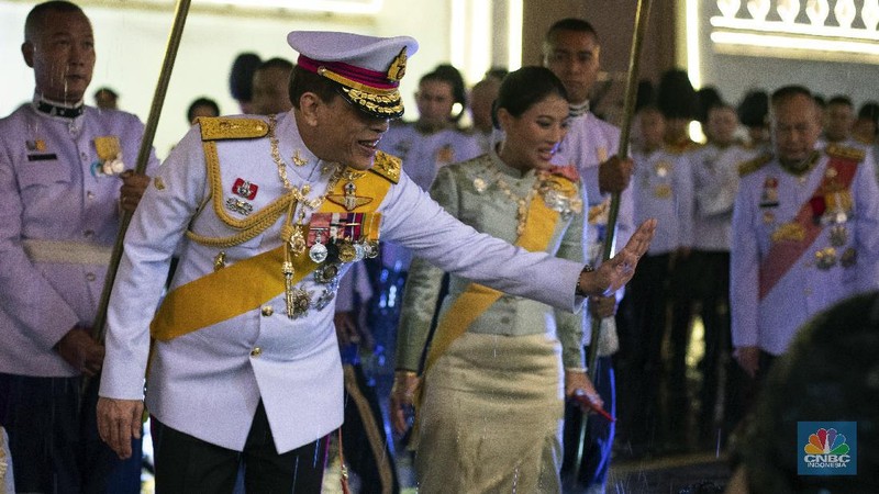 Thailand's King Maha Vajiralongkorn and Queen Suthida leave from Grand Palace after ceremony marking the fourth anniversary of the death of late Thai King Bhumibol Adulyadej, Bangkok, Thailand, Tuesday, Oct. 13, 2020. (AP Photo/Wason Wanichakorn)