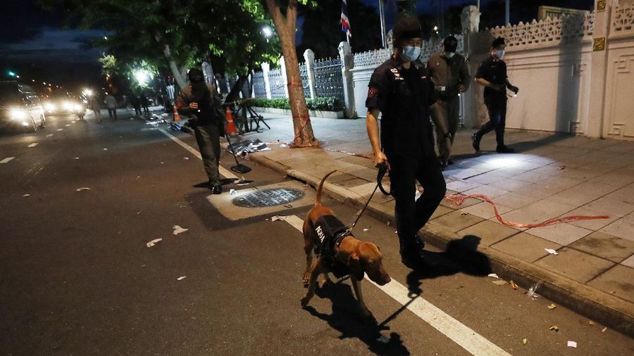 Polisi Huru Hara Thailand Sweeping Aksi Massa. AP/Wason Wanichakorn