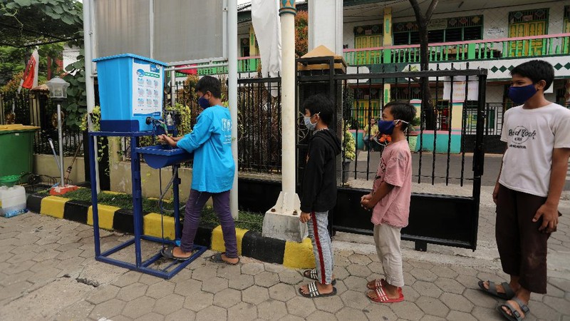 Warga Rayakan Hari Cuci Tangan Sedunia. (CNBC Indonesia/Andrean Kristianto)