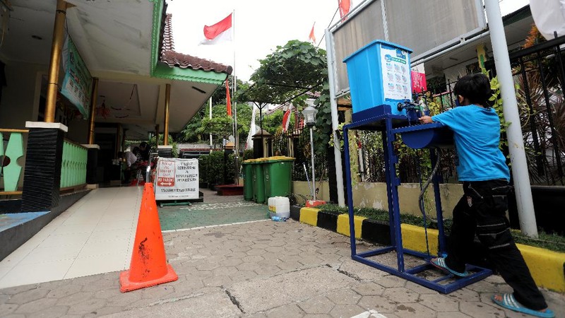 Warga Rayakan Hari Cuci Tangan Sedunia. (CNBC Indonesia/Andrean Kristianto)