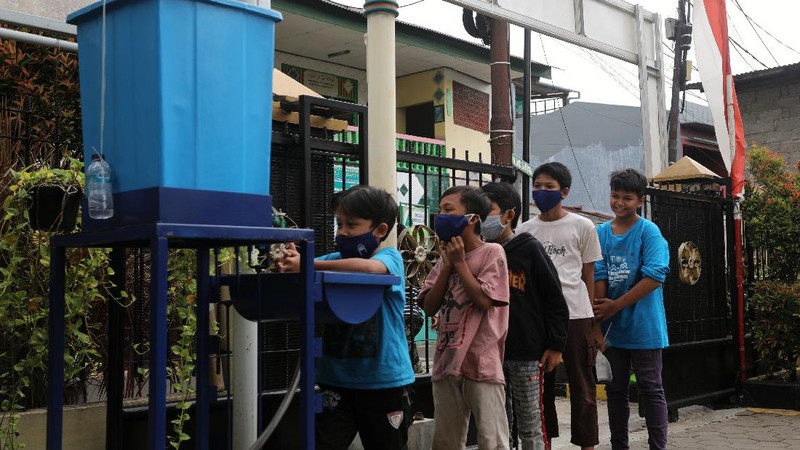 Warga Rayakan Hari Cuci Tangan Sedunia. (CNBC Indonesia/Andrean Kristianto)