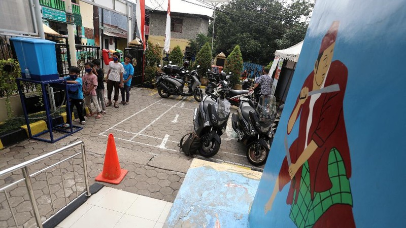 Warga Rayakan Hari Cuci Tangan Sedunia. (CNBC Indonesia/Andrean Kristianto)