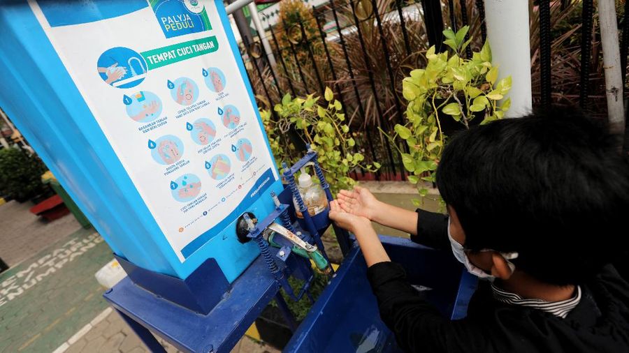 Warga Rayakan Hari Cuci Tangan Sedunia. (CNBC Indonesia/Andrean Kristianto)