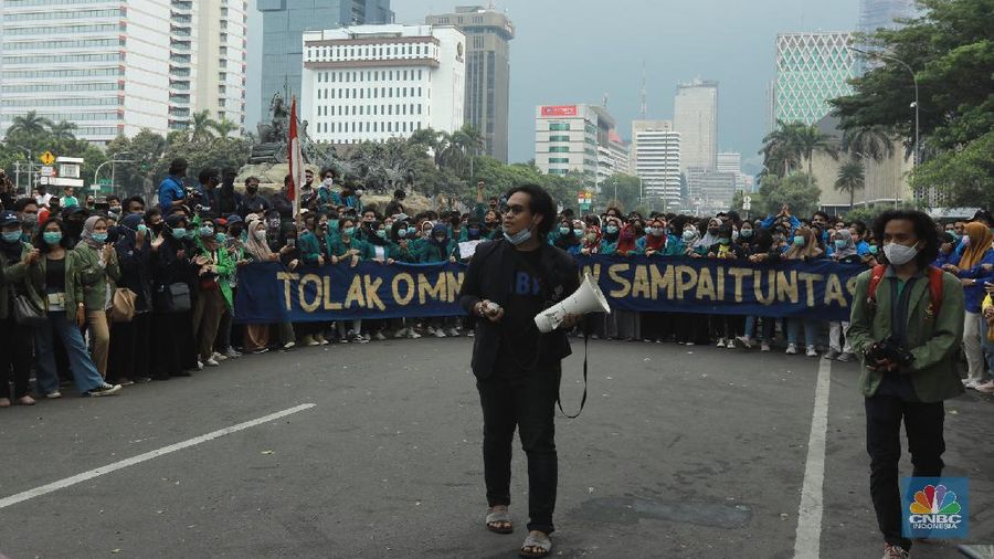 Demo Bem SI tolak Omnibus Law (CNBC Indonesia/Tri Susilo)