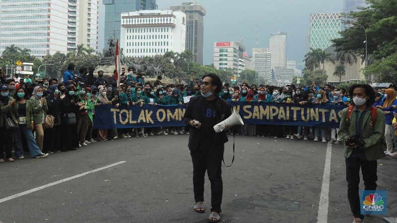 Demo Bem SI tolak Omnibus Law (CNBC Indonesia/Tri Susilo)