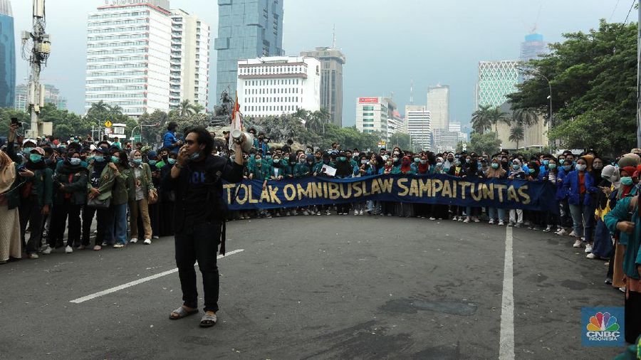 Demo Bem SI tolak Omnibus Law (CNBC Indonesia/Tri Susilo)