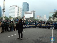 Jokowi Utus Stafsus Milenial Temui Pendemo Tolak Omnibus Law