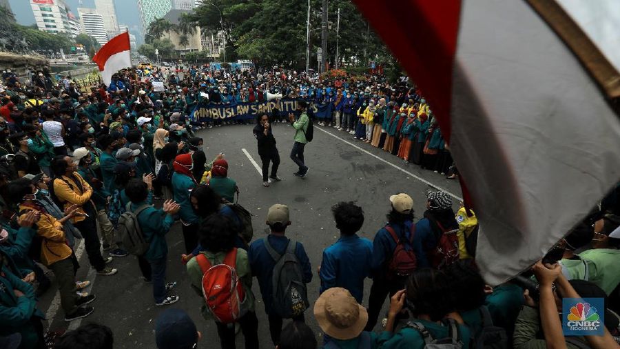 Demo Bem SI tolak Omnibus Law (CNBC Indonesia/Tri Susilo)