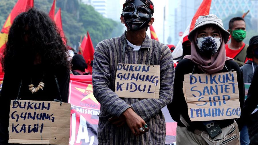Demo Buruh Tolak Omnibus Law (CNBC Indonesia/Tri Susilo)