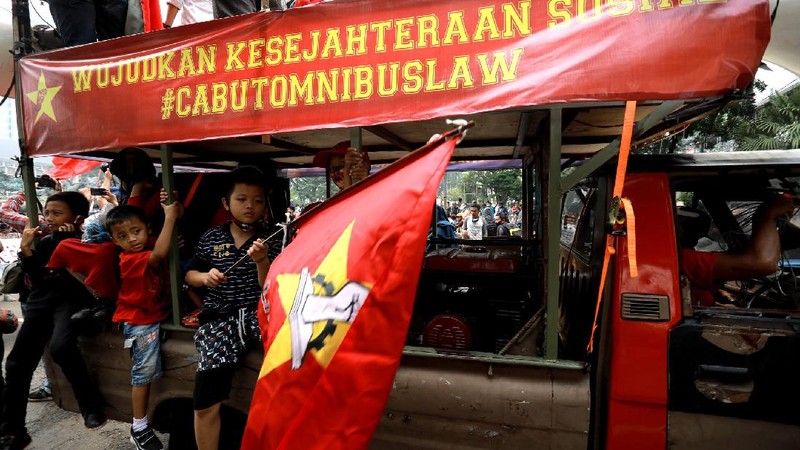 Demo Buruh Tolak Omnibus Law (CNBC Indonesia/Tri Susilo)