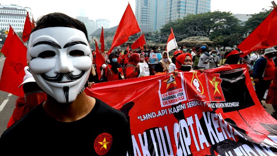 Demo Buruh Tolak Omnibus Law (CNBC Indonesia/Tri Susilo)