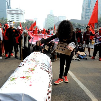 Penampakan Pendemo Tolak Omnibus Law, Ada Keranda Mayat
