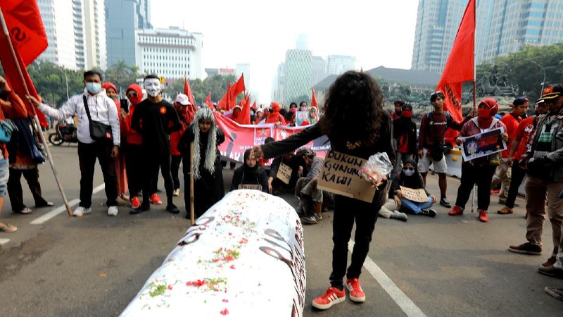 Demo Buruh Tolak Omnibus Law (CNBC Indonesia/Tri Susilo)