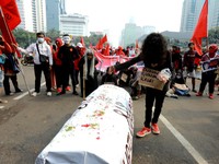 Penampakan Pendemo Tolak Omnibus Law, Ada Keranda Mayat