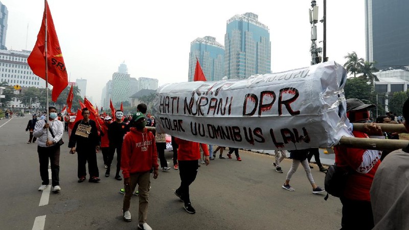 Demo Buruh Tolak Omnibus Law (CNBC Indonesia/Tri Susilo)